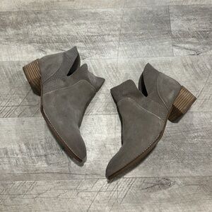 Seychelles •dwelling suede taupe zip bootie
